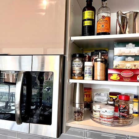 Luxury Dt, 2 Bedroom Deal, Private Balcony, Full Kitchen, Gym - Free Parking YYC Kültér fotó