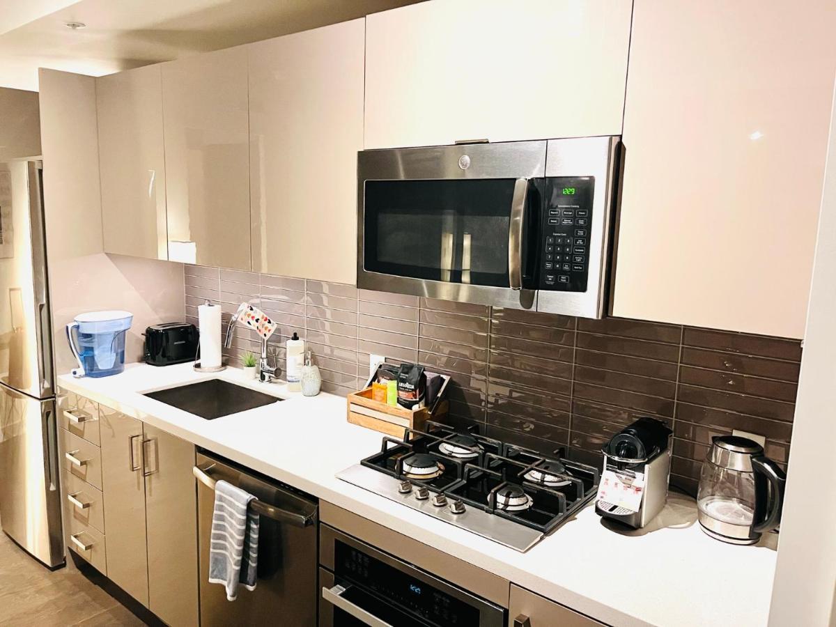 Luxury Dt, 2 Bedroom Deal, Private Balcony, Full Kitchen, Gym - Free Parking YYC Kültér fotó