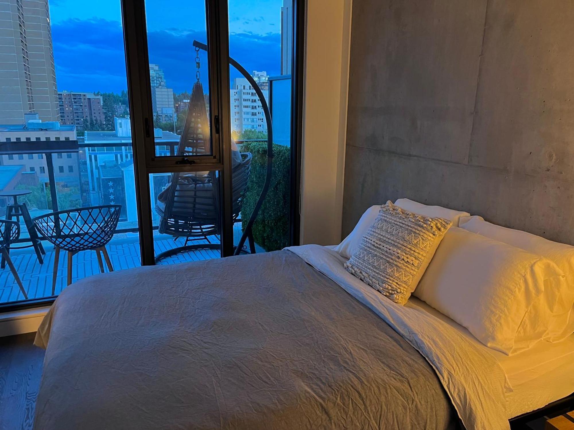 Luxury Dt, 2 Bedroom Deal, Private Balcony, Full Kitchen, Gym - Free Parking YYC Kültér fotó