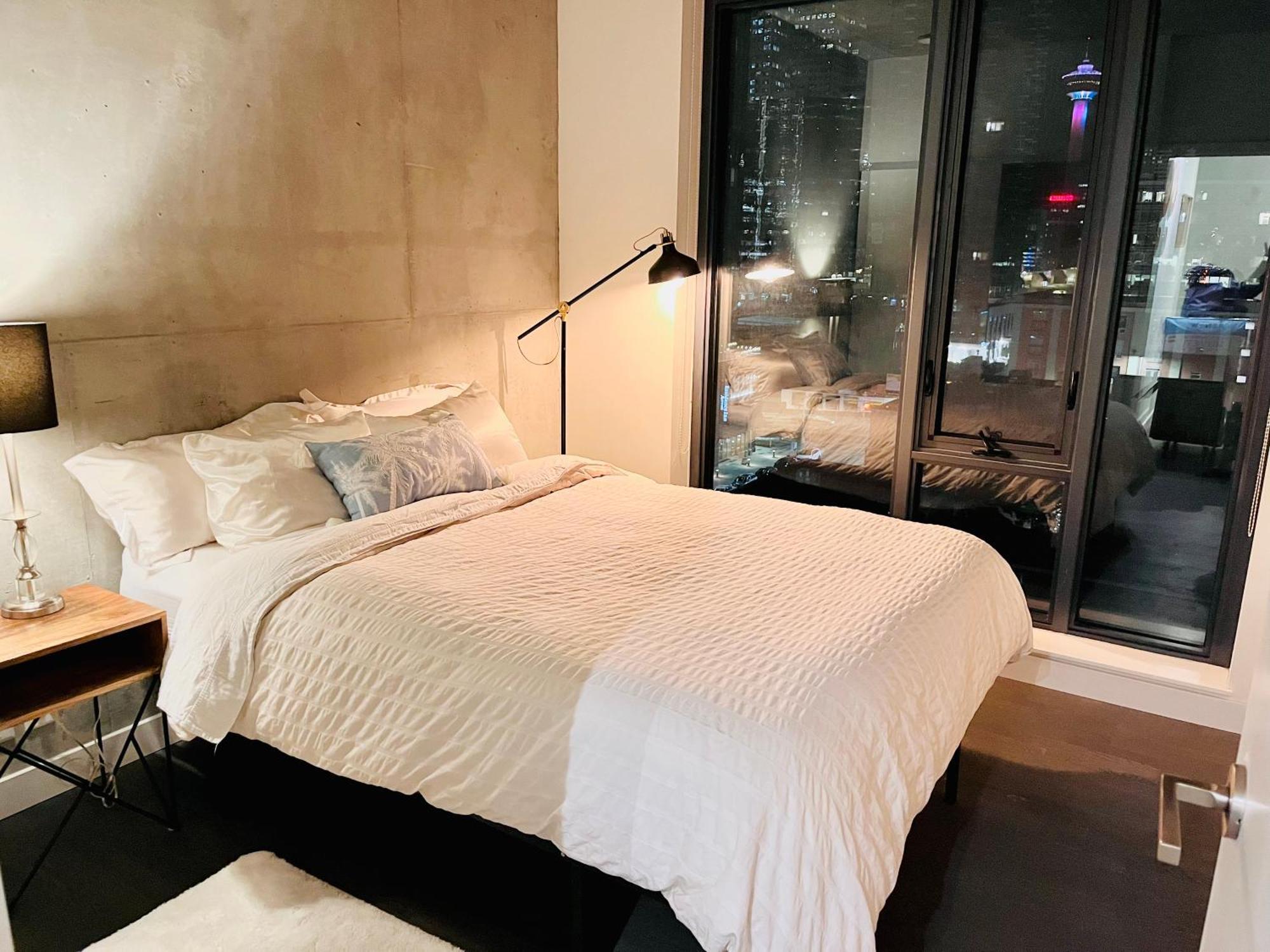 Luxury Dt, 2 Bedroom Deal, Private Balcony, Full Kitchen, Gym - Free Parking YYC Kültér fotó