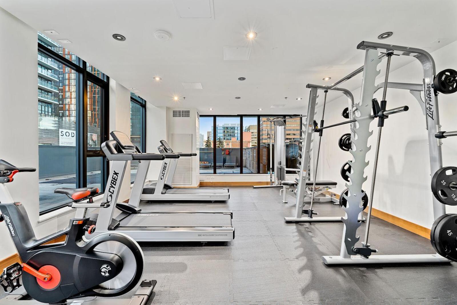 Luxury Dt, 2 Bedroom Deal, Private Balcony, Full Kitchen, Gym - Free Parking YYC Kültér fotó