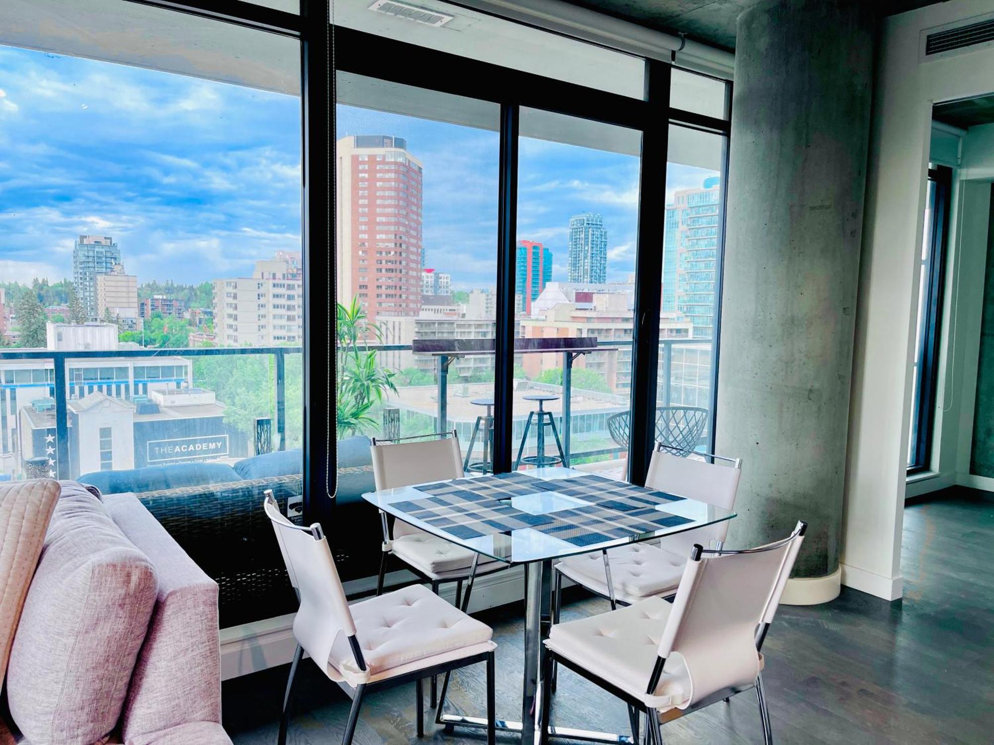 Luxury Dt, 2 Bedroom Deal, Private Balcony, Full Kitchen, Gym - Free Parking YYC Kültér fotó