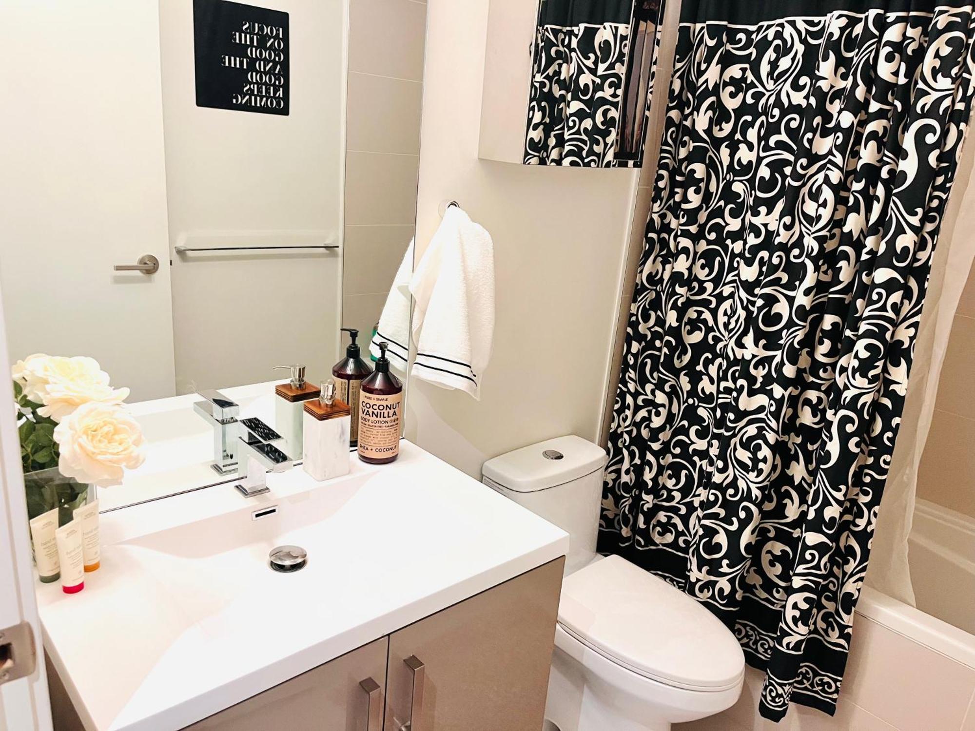 Luxury Dt, 2 Bedroom Deal, Private Balcony, Full Kitchen, Gym - Free Parking YYC Kültér fotó
